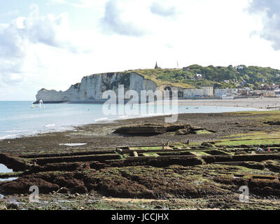 Villaggio Eretrat e cliff sul canale inglese spiaggia di cote d'alabastro, Francia Foto Stock