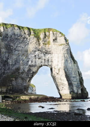 Arco Naturale scogliera sul canale inglese spiaggia di Eretrat cote d'alabastro, Francia Foto Stock