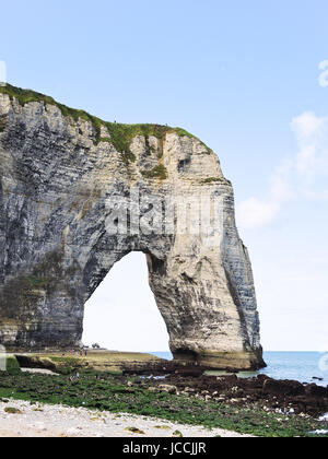 Roccia con arco sul canale inglese spiaggia di Eretrat cote d'alabastro, Francia Foto Stock