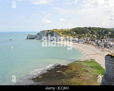 Vista di Eretrat resort villaggio sul canale inglese spiaggia di cote d'alabastro, Francia Foto Stock