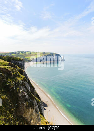 Scogliere sulla costa d'alabastro del canale inglese costa vicino a villaggio Eretrat Foto Stock