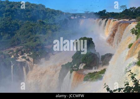 Le Cascate di Iguassù, cascate di Iguazú, Iguassu Falls, o Iguaçu Falls sono le cascate del fiume Iguazu sul confine di Argentina e Brasile Foto Stock