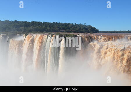 Le Cascate di Iguassù, cascate di Iguazú, Iguassu Falls, o Iguaçu Falls sono le cascate del fiume Iguazu sul confine di Argentina e Brasile Foto Stock