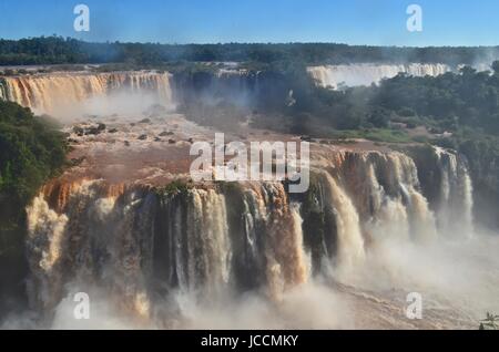 Le Cascate di Iguassù, cascate di Iguazú, Iguassu Falls, o Iguaçu Falls sono le cascate del fiume Iguazu sul confine di Argentina e Brasile Foto Stock