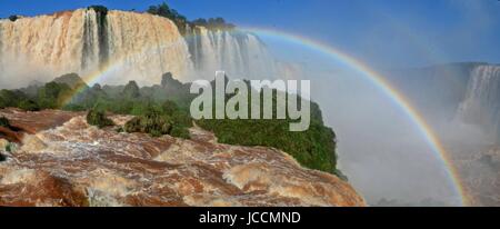 Le Cascate di Iguassù, cascate di Iguazú, Iguassu Falls, o Iguaçu Falls sono le cascate del fiume Iguazu sul confine di Argentina e Brasile Foto Stock