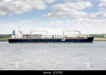 Nave da carico con il mulino a vento di parti sul suo viaggio attraverso Youghal harbour nella contea di Cork in Irlanda Foto Stock