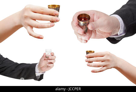 Set di mani con vetro di spiriti isolati su sfondo bianco Foto Stock