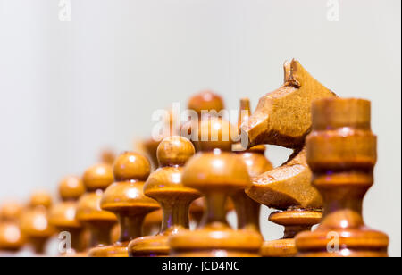 Pezzi di scacchi sul campo Foto Stock