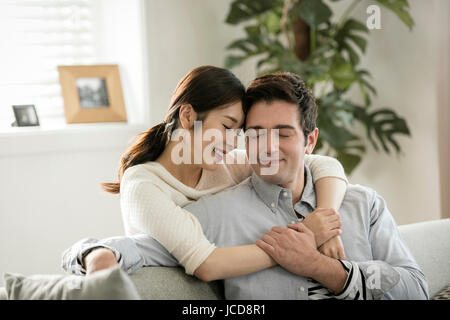 Armoniosa famiglia multiculturale giovane Foto Stock