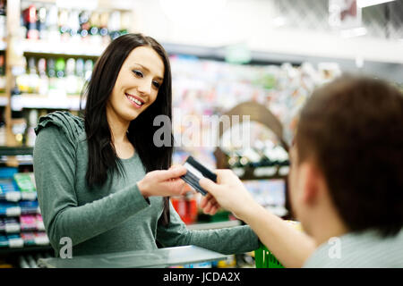 Il pagamento carta di credito per gli acquisti Foto Stock