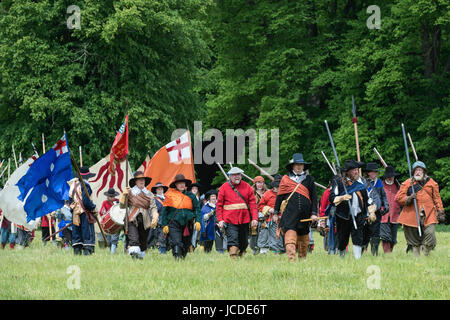 Royalist esercito / Cavaliers marciando per la battaglia in corrispondenza di un Nodo sigillato guerra civile inglese rievocazione storica evento. Charlton park di Malmesbury, Wiltshire, Regno Unito . Foto Stock