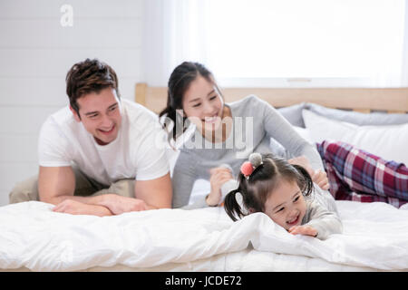 Armoniosa famiglia multiculturale Foto Stock