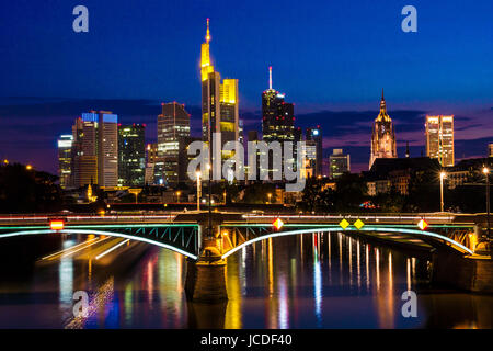 Frankfurter Skyline bei Nacht Foto Stock
