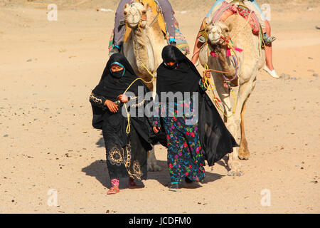 HURGHADA, Egitto - 24 Apr 2015: i vecchi e giovani donne-cameleers dal villaggio beduino nel deserto del Sahara con i loro cammelli Foto Stock