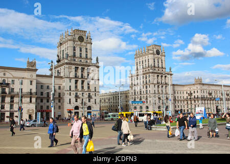 Due torri sulla piazza della stazione ferroviaria delle porte della città. I pedoni (persone, uomini, donne) : turisti e residenti andare a piedi giù per la strada. Giorno d'estate e di sole Foto Stock