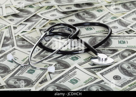 Foto di uno stetoscopio e dollaro americano note Foto Stock