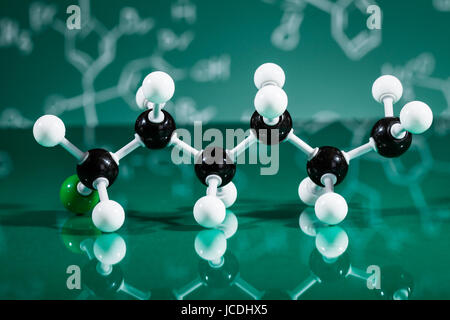 Modello di struttura molecolare sul verde sfondo riflettente Foto Stock