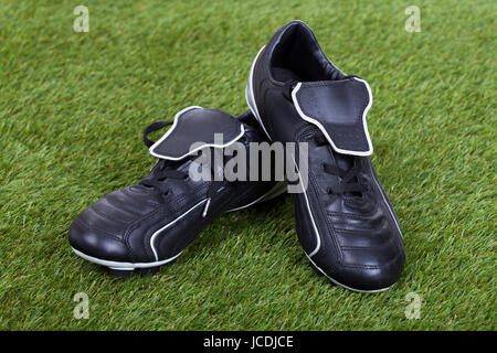 Coppia di scarpe da calcio sul campo di erba Foto Stock