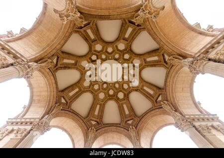 Una vista della cupola rotunda del Palazzo delle Belle Arti di San Francisco, California, Stati Uniti d'America. Un colonnato romano architettura greca con statue e sculture di costruire attorno a una laguna. Foto Stock