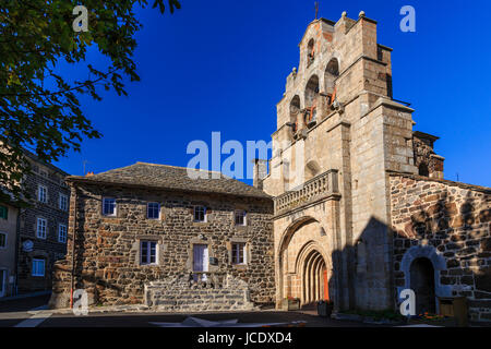 Francia, Haute-Loire (43), Saint-Front et son église à clocher mur // Francia, Haute Loire, Saint anteriore, la chiesa Foto Stock