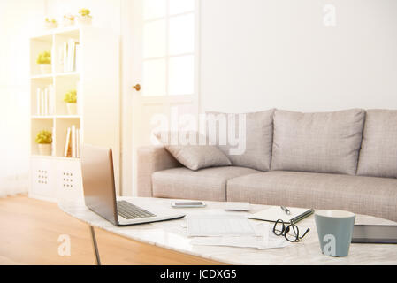 Vuota nessun popolo background nel salotto di casa con pagamento bollette sulla tavola per copiare lo spazio. interno e lavori domestici concetto. Foto Stock