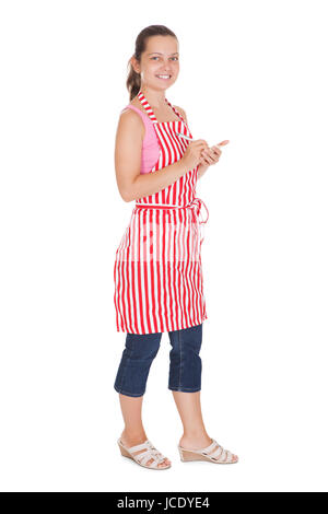 Ritratto di felice cameriera tenendo la penna e diario per porre fine Foto Stock