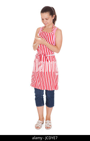 Ritratto di felice cameriera tenendo la penna e diario per porre fine Foto Stock