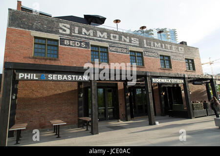 Il Simmons edificio nell'East Village di Calgary, Canada. L'ex fabbrica materasso ora ospita un ristorante e i produttori di generi alimentari. Foto Stock