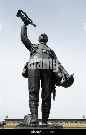 Memoriale di guerra al di fuori del Parco del Memoriale della Biblioteca di Calgary, Canada. Il monumento raffigura un soldato e sorge in ricordo del sacrificio di possibile Foto Stock