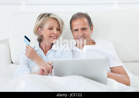 Matura in camera da letto Shopping Online Azienda Carta di Credito Foto Stock