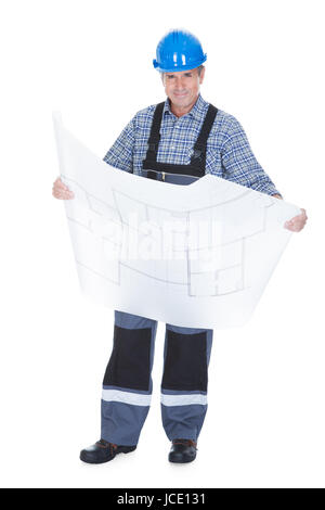 Architetto maschio Holding Blueprint su sfondo bianco Foto Stock