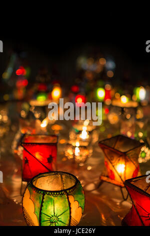 Serie di lampade con belle luci colorate in piedi sulla piazza Jemaa el Fna a Marrakech di notte. Foto Stock