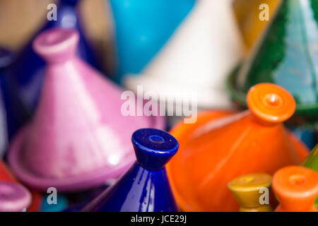 Piccolo Tajines colorati, piatti e pentole di creta sul mercato di Tiznit in Marocco Foto Stock