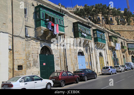 Vecchia casa mercantile con balcone sopra l'area di magazzino, La Valletta, Malta Foto Stock
