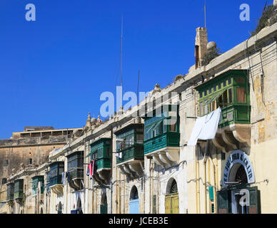 Vecchia casa mercantile con balcone sopra l'area di magazzino, La Valletta, Malta Foto Stock