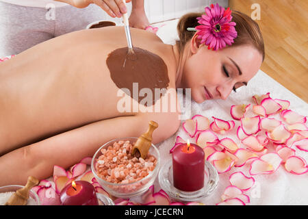 Donna godendo di trattamento della pelle nel centro spa Foto Stock
