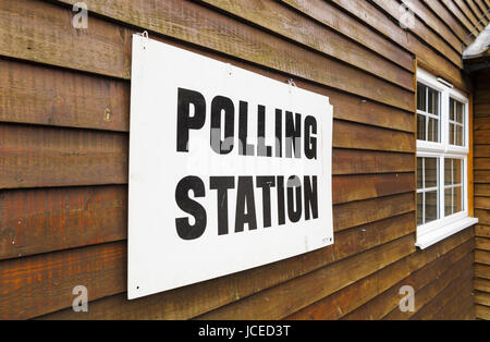 Le elezioni e la democrazia: stazione di polling segno su una parete in legno, Woking, Surrey, Regno Unito Foto Stock