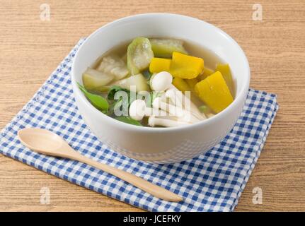 Cucina tailandese e cibo, Ciotola di thai piccante e speziato di verdure miste sano zuppa Zuppa di verdure con erbe e spezie. Foto Stock