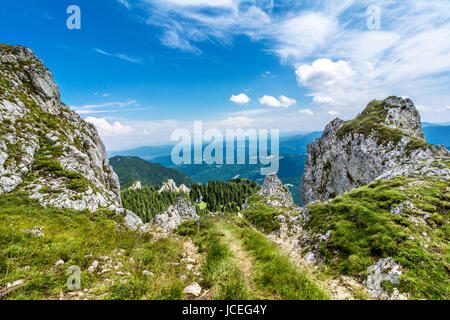 Pista di montagna in Romania su Piatra Mare. Foto Stock