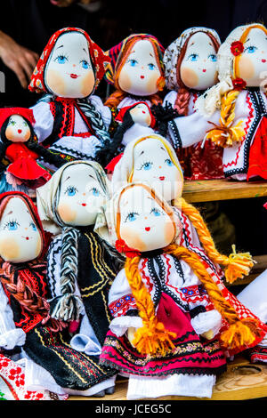 Bellissima ragazza toy: romeno artigianale di bambole in costume tradiditional. Foto Stock