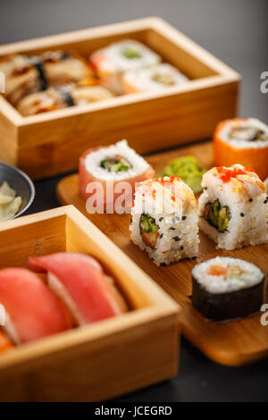 Vari tipi di sushi servita nella piastra di bambù Foto Stock
