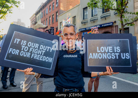 New York, Stati Uniti. 14 Giugno, 2017. Omosessuali contro pistole ha organizzato un raduno a marzo nella città di New York il West Village, cominciando a Stonewall Inn il 14 giugno 2017; in memoria di Gilbert Baker, creatore della bandiera arcobaleno, il simbolo internazionale di orgoglio LGBTQ. L'evento anche protestare contro la discriminazione e il bigottismo contro LGBTQ americani che è stata perpetuata da Trump amministrazione e il GOP. Baker è morto lo scorso 31 Marzo all'età 65. Credito: Erik McGregor/Pacific Press/Alamy Live News Foto Stock