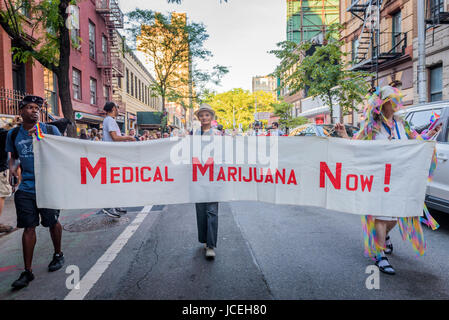 New York, Stati Uniti. 14 Giugno, 2017. La marijuana medica avvocati - omosessuali contro pistole ha organizzato un raduno a marzo nella città di New York il West Village, cominciando a Stonewall Inn il 14 giugno 2017; in memoria di Gilbert Baker, creatore della bandiera arcobaleno, il simbolo internazionale di orgoglio LGBTQ. L'evento anche protestare contro la discriminazione e il bigottismo contro LGBTQ americani che è stata perpetuata da Trump amministrazione e il GOP. Baker è morto lo scorso 31 Marzo all'età 65. Credito: Erik McGregor/Pacific Press/Alamy Live News Foto Stock