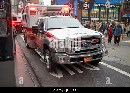 Fdny ambulanza sulla chiamata parcheggiata su una strada di città New York City USA Foto Stock