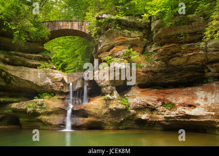 La Upper Falls cascate e ponte in Hocking Hills State Park, Ohio, Stati Uniti d'America. Foto Stock