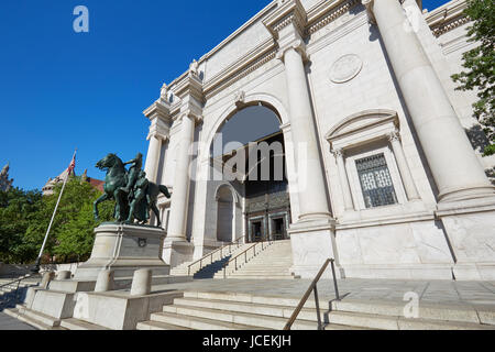 NEW YORK - 13 settembre: al Museo Americano di Storia Naturale facciata di edificio in una giornata di sole e cielo blu chiaro il 13 settembre 2016 a New York. Questo è Foto Stock