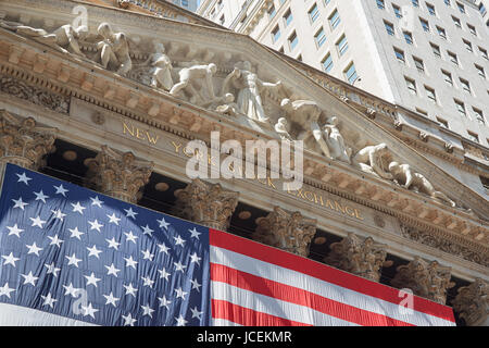 NEW YORK - 8 SETTEMBRE: Cartello della Borsa di New York con la bandiera degli Stati Uniti, quartiere finanziario di New York in una giornata di sole l'8 settembre 2016 Foto Stock