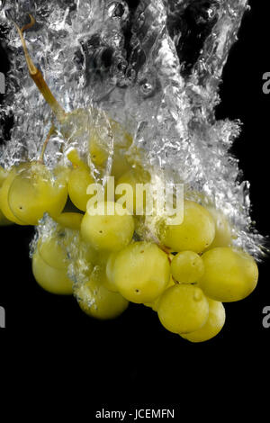 Uva verde nell'acqua,acqua splash Foto Stock