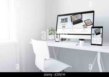 3D rendering dei dispositivi sul desktop. design sensibile mobile apps sito web su schermi. Foto Stock