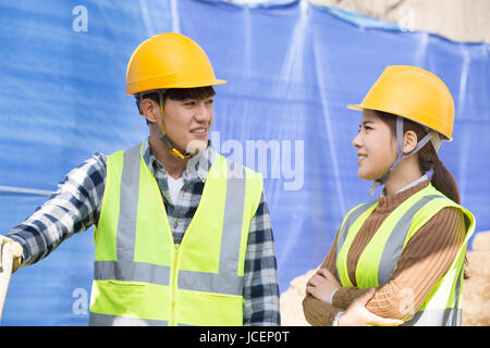 Sorridente lavoratori edili Foto Stock